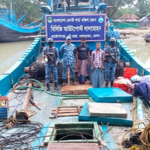 লালমোহনে অবৈধ ট্রলিং বোট ও জালসহ দুই জেলে আটক