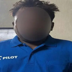সাংবাদিক পরিচয়ে রিকশাচালকদের কাছে টাকা আদায়, যুবক আটক