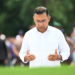 দেশে ফিরেই বাবা-মায়ের কবর জিয়ারত প্রধানমন্ত্রীর