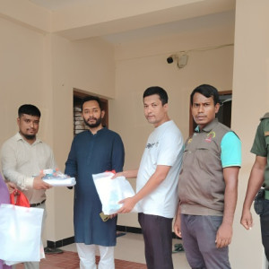 লালমোহনে অসহায় ও দুস্থদের জন্য দাফন কাপনের সামগ্রী বিতরণ