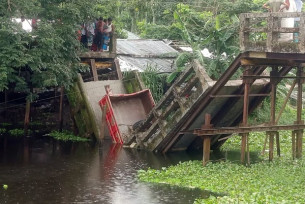 লালমোহনে ব্রিজ ভেঙে বালুবাহী ট্রলি খালে পড়ে চালক নিহত