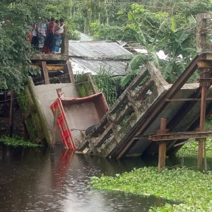 লালমোহনে ব্রিজ ভেঙে বালুবাহী ট্রলি খালে পড়ে চালক নিহত