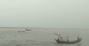 ভোলার ঝড়ের কবলে পড়ে মেঘনায় ৫ নৌকাডুবি