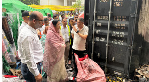 সাংবাদিকদের এড়িয়ে গেলেন বিমানমন্ত্রী!