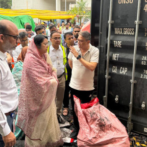 সাংবাদিকদের এড়িয়ে গেলেন বিমানমন্ত্রী!