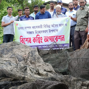 লালমোহনের বেতুয়া খালে অবৈধ  ১০ লাখ টাকার জাল পুড়িয়ে ধ্বংস