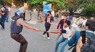 সংসদ ভবন এলাকায় শিক্ষার্থীদের ছত্রভঙ্গ করতে পুলিশের লাঠিচার্জ