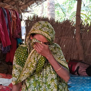 মনপুরায় ঝড়ে ভাঙা ঘরে অন্ধ স্বামী ও তিন সন্তান নিয়ে সাহারা খাতুনের জীবনসংগ্রাম