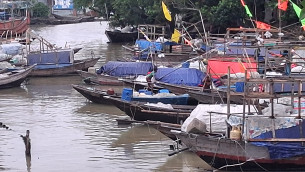 উত্তাল সাগরে যেতে পারছেনা শতশত ট্রলার কর্মহীন হয়ে পড়েছেন হাজারো জেলে