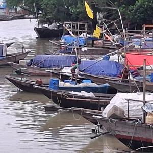 উত্তাল সাগরে যেতে পারছেনা শতশত ট্রলার কর্মহীন হয়ে পড়েছেন হাজারো জেলে
