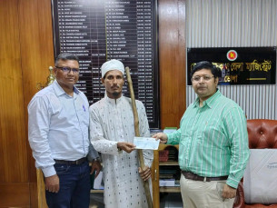 ভোলায় দুই অসহায় ব্যক্তিকে চিকিৎসা সহায়তার চেক প্রদান