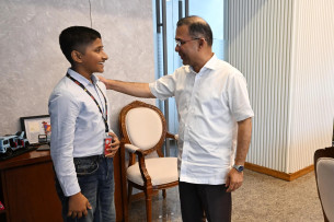প্রধানমন্ত্রীর সঙ্গে ভুবন ভোলানো হাসিতে মন জয় করা তাহসিনের সাক্ষাৎ