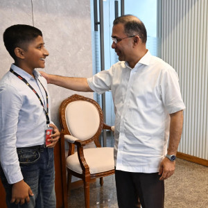 প্রধানমন্ত্রীর সঙ্গে ভুবন ভোলানো হাসিতে মন জয় করা তাহসিনের সাক্ষাৎ