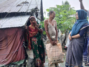 উপকূলের অসহায় মানুষের মাঝে ত্রাণ বিতরণ করলেন মানবিক ইউএনও রুমানা আফরোজ