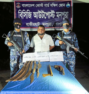 মনপুরায় কোস্ট গার্ডের অভিযানে অস্ত্রসহ কুখ্যাত ডাকাত স্বপন বাহিনীর প্রধান আটক