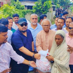 বন্যার্তদের কাছে খাবার পৌঁছে দিতে হবে: রিজভী