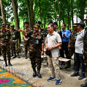 সেনাবাহিনীর গ্রীষ্মকালীন মহড়া আকস্মিক পরিদর্শনে প্রধানমন্ত্রী