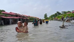 মনপুরায় জোয়ারে ভাসলো আবাসন প্রকল্পের বাসিন্দরা, পানবন্দি হাজার হাজার মানুষ