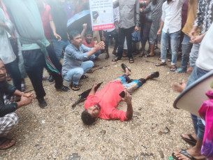 ভোলা ও লালমোহনে সিএনজি চালকদের মানববন্ধন প্রতিবাদ সভা রাস্তা অবরোধ