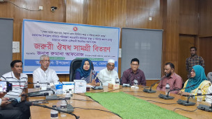চরফ্যাশনে নিরাপদ প্রসব নিশ্চিতে ইউনিয়ন স্বাস্থ্য কেন্দ্রে জরুরি ওষুধ বিতরণ