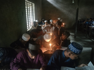 লালমোহনে মোমবাতি জ্বালিয়ে চলছে অর্ধবার্ষিক পরীক্ষা