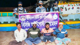 লালমোহনে অবৈধভাবে বালু উত্তোলন, ড্রেজারসহ ৪ জন আটক