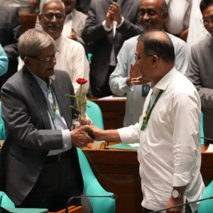 নতুন রাষ্ট্রপতিকে লাল গোলাপ দিয়ে শুভেচ্ছা জানিয়েছেন প্রধানমন্ত্রী