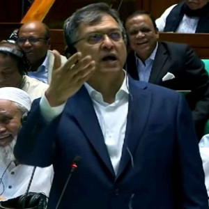 স্বরাষ্ট্রমন্ত্রীর বক্তব্য ঘিরে প্রথম দিনেই উত্তপ্ত সংসদ