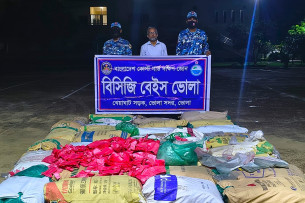 বোরহানউদ্দিনে গোডাউন থেকে দেড় টন নিষিদ্ধ পলিথিন জব্দ