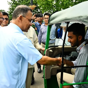জুলাই যোদ্ধাসহ ৩ জনকে রিকশা উপহার প্রধানমন্ত্রীর