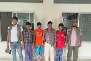 মনপুরায় সংরক্ষিত বনাঞ্চলের খালে বিষ দিয়ে মাছ ধরায় ৩ জেলে আটক