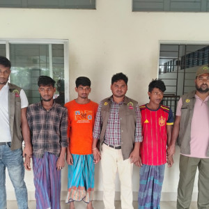 মনপুরায় সংরক্ষিত বনাঞ্চলের খালে বিষ দিয়ে মাছ ধরায় ৩ জেলে আটক