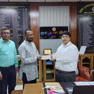 ভোলায় চিকিৎসা সহায়তায় ৩ অসহায় ব্যক্তিকে ৩০ হাজার টাকা অনুদান