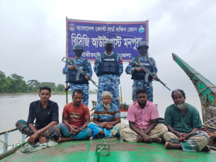 মনপুরায় মেঘনায় কোস্টগার্ডের অভিযানে অবৈধ ড্রেজারসহ ৫ জন আটক