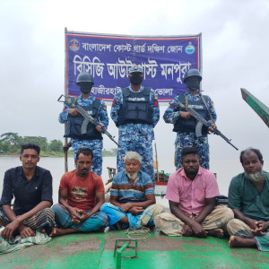 মনপুরায় মেঘনায় কোস্টগার্ডের অভিযানে অবৈধ ড্রেজারসহ ৫ জন আটক