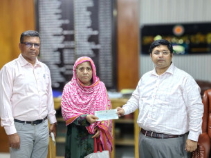 ভোলায় অসহায় ও দরিদ্র ৩ রোগীকে চিকিৎসা সহায়তা বিতরণ