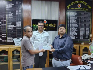 ভোলায় অসহায় ব্যক্তিদের চিকিৎসা সহায়তার চেক বিতরণ