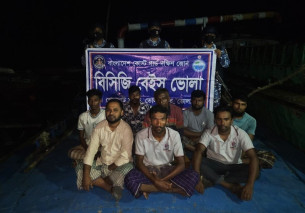 ভোলায় অবৈধভাবে বালু উত্তোলন করায় ড্রেজার বাল্কহেডসহ আটক - ৮