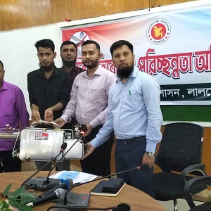 ডেঙ্গু ঠেকাতে লালমোহনের ৯ ইউনিয়নে মশা নিধন মেশিন বিতরণ