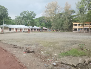 ভোলায় বন্ধুজন মাধ্যমিক স্কুলে জরাজীর্ণ ভবনে শ্রেণিকক্ষ সংকটে পাঠদান ব্যাহত