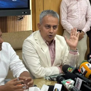 সিএনজিচালিত গণপরিবহনের ভাড়া বাড়ালে ব্যবস্থা: সড়কমন্ত্রী