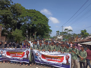 অধ্যক্ষের উপর সন্ত্রাসী হামলার প্রতিবাদে ভোলায় সড়ক অবরোধ মানববন্ধন বিক্ষোভ
