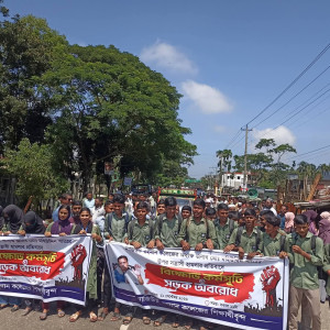 অধ্যক্ষের উপর সন্ত্রাসী হামলার প্রতিবাদে ভোলায় সড়ক অবরোধ মানববন্ধন বিক্ষোভ