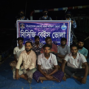 ভোলায় কোস্ট গার্ডের অভিযানে অবৈধভাবে বালু উত্তোলন, ড্রেজার-বাল্কহেডসহ আটক-৮