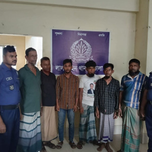 লালমোহনে ৬ জুয়াড়ি গ্রেফতার
