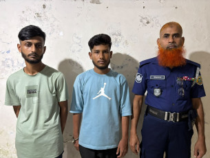মনপুরায় ইয়াবা সেবনের সময় দুই যুবক আটক