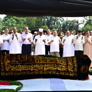বিএনপি নেতা সালাহউদ্দিন আহমেদের জানাজায় অংশ নিয়েছেন প্রধানমন্ত্রী