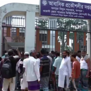 মনপুরায় নিরবচ্ছিন্ন বিদ্যুতের দাবিতে বিদ্যুৎ অফিসে ব্যবসায়ীদের অবস্থান