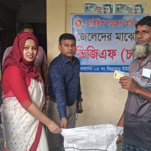 চরফ্যাশনে উপকূলীয় জেলেদের মাঝে খাদ্যসহায়তা বিতরণ