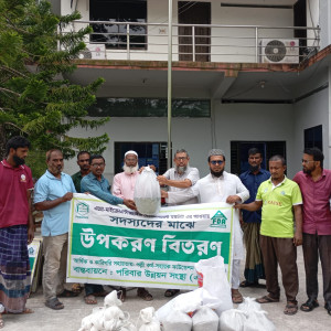 জি-৩ রুইয়ের পোনা ও মৎস্য উপকরণ বিতরণ